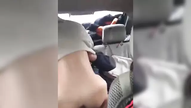 Lured an Asian girl into a car and gave her a passionate blowjob